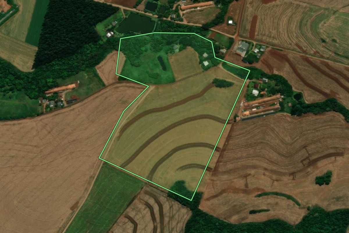 Imagem de satélite do imóvel rural em Capanema (PR), com o contorno declarado no CAR desenhado por cima.