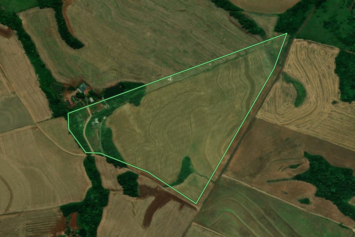 Imagem de satélite do imóvel rural em Capanema (PR), com o contorno declarado no CAR desenhado por cima.