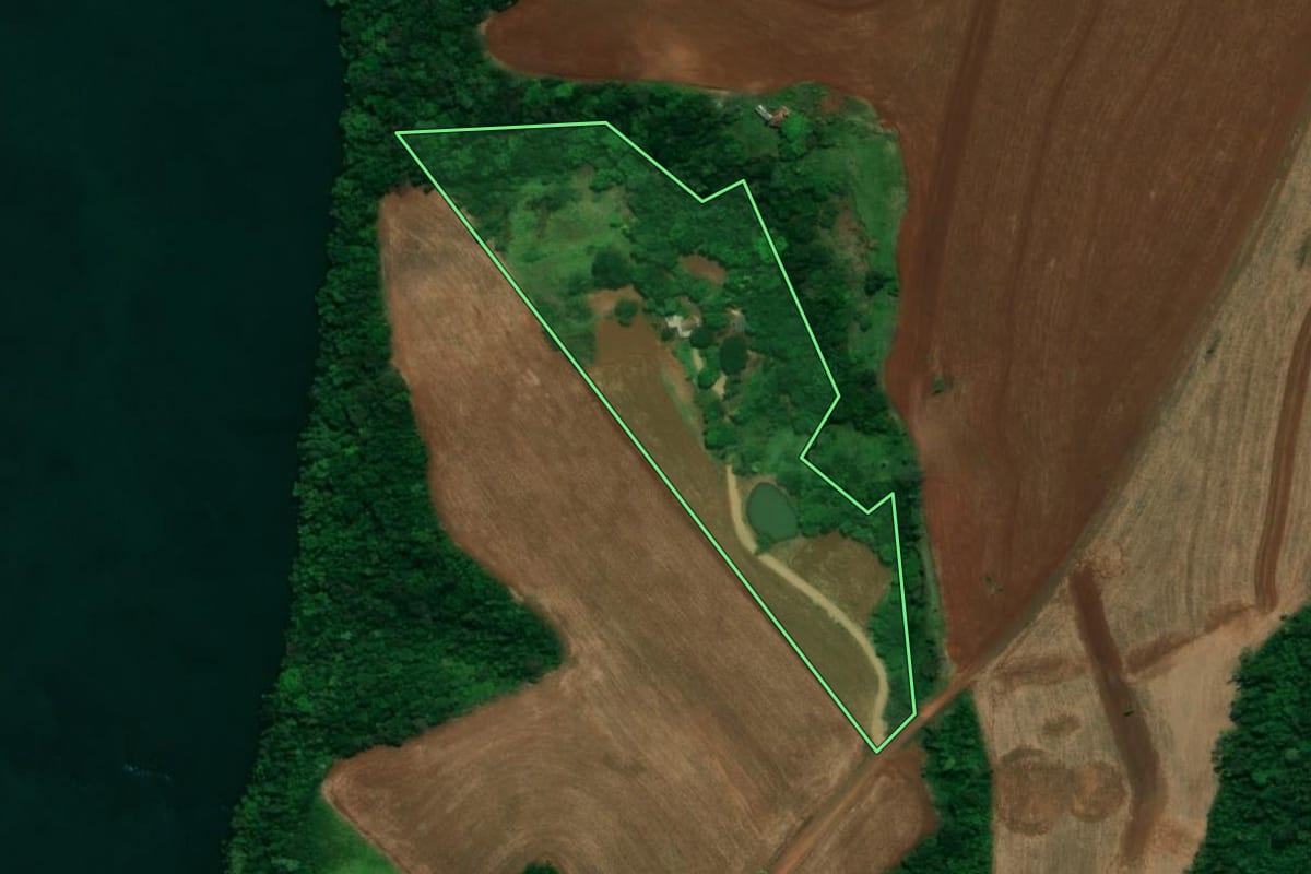 Imagem de satélite do imóvel rural em Capanema (PR), com o contorno declarado no CAR desenhado por cima.