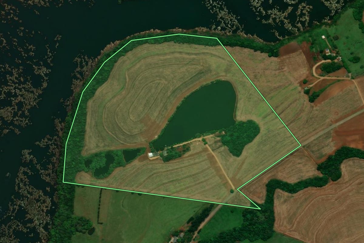 Imagem de satélite do imóvel rural em Capanema (PR), com o contorno declarado no CAR desenhado por cima.