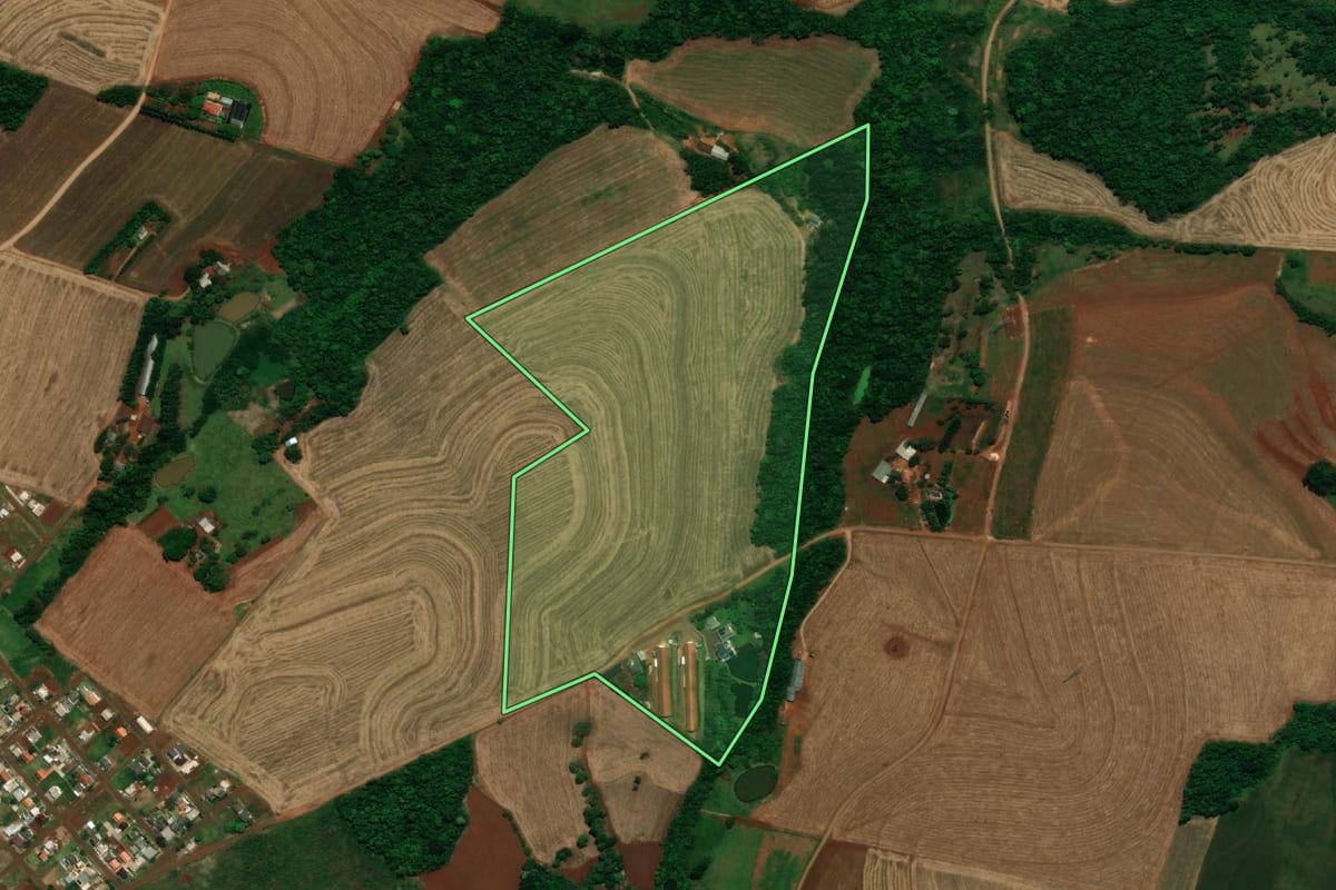 Imagem de satélite do imóvel rural em Capanema (PR), com o contorno declarado no CAR desenhado por cima.