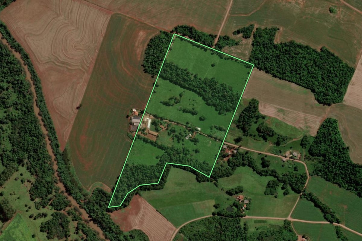 Imagem de satélite do imóvel rural em Capanema (PR), com o contorno declarado no CAR desenhado por cima.