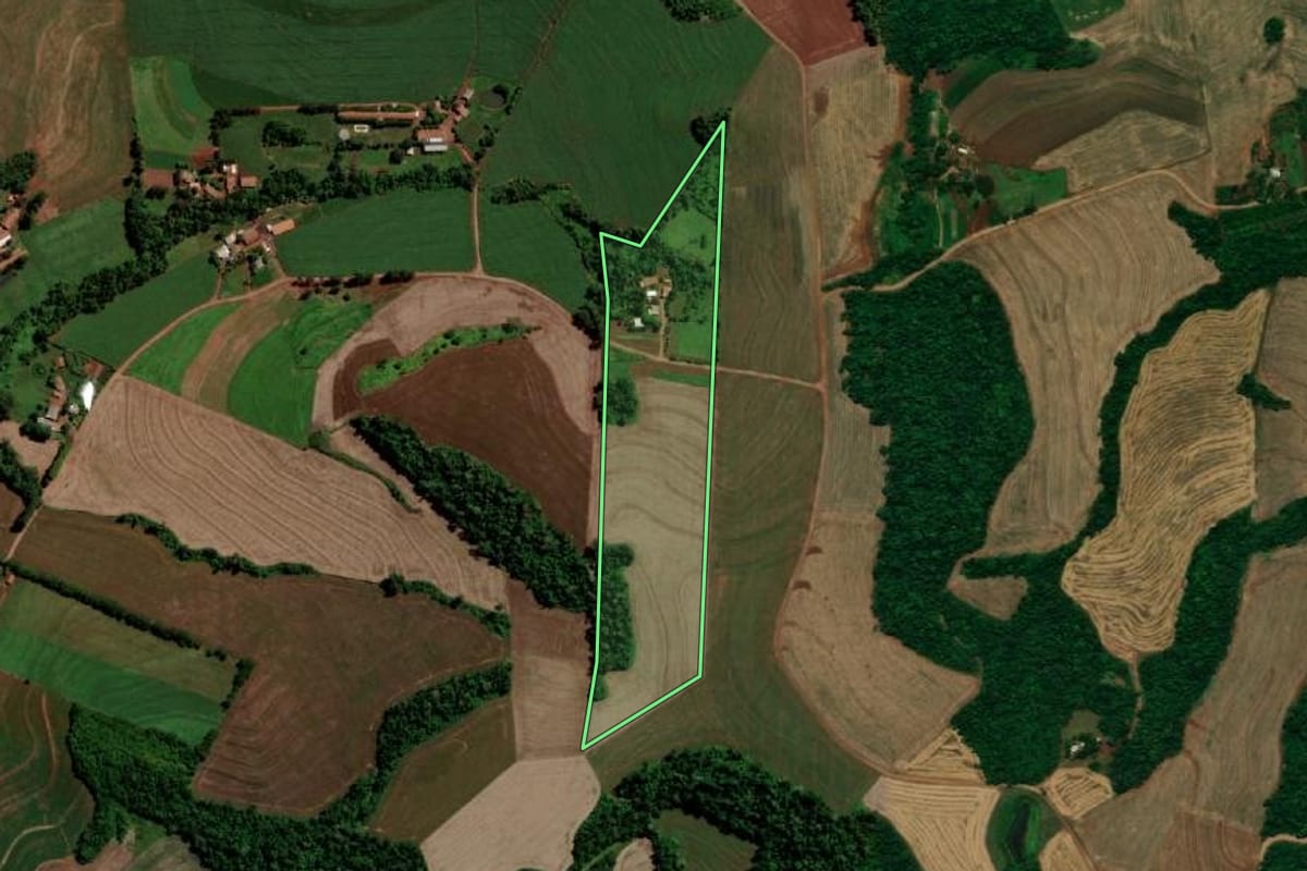Imagem de satélite do imóvel rural em Capanema (PR), com o contorno declarado no CAR desenhado por cima.