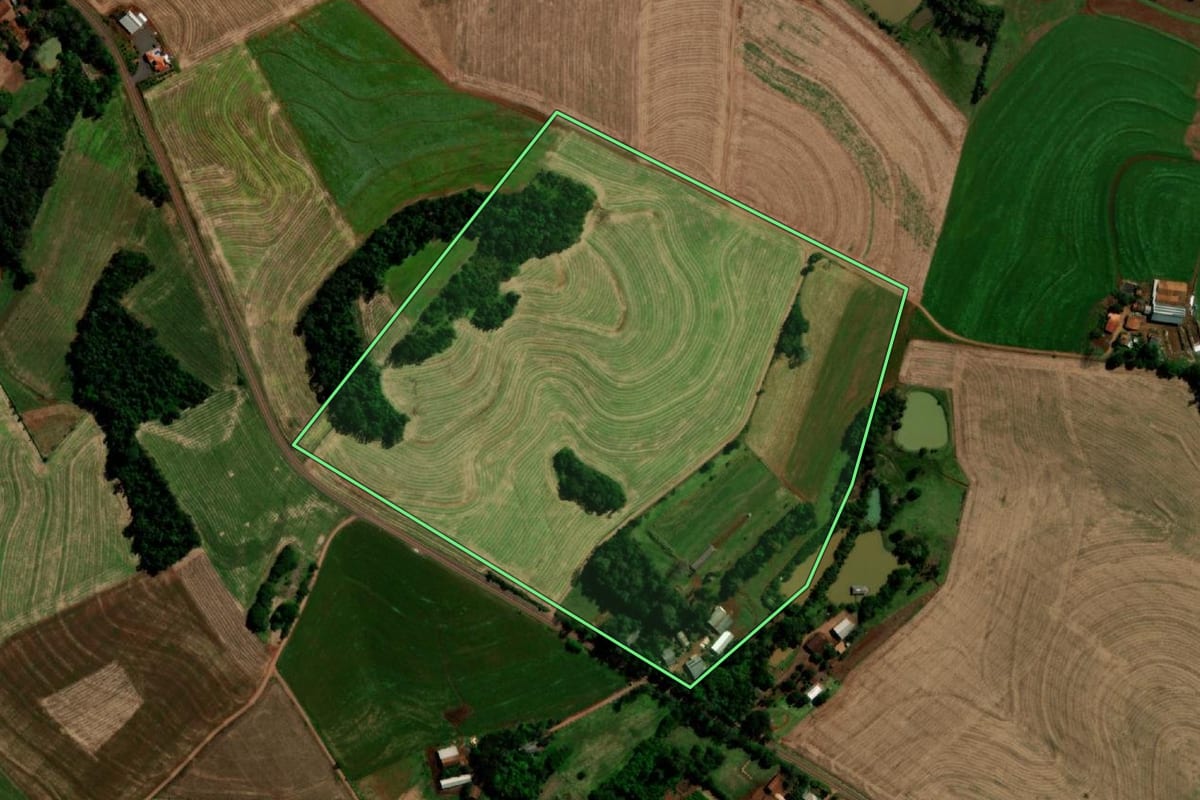 Imagem de satélite do imóvel rural em Capanema (PR), com o contorno declarado no CAR desenhado por cima.
