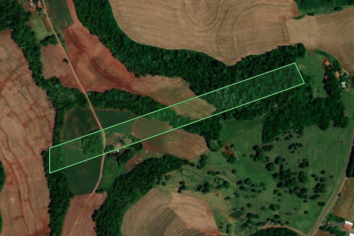 Imagem de satélite do imóvel rural em Capanema (PR), com o contorno declarado no CAR desenhado por cima.