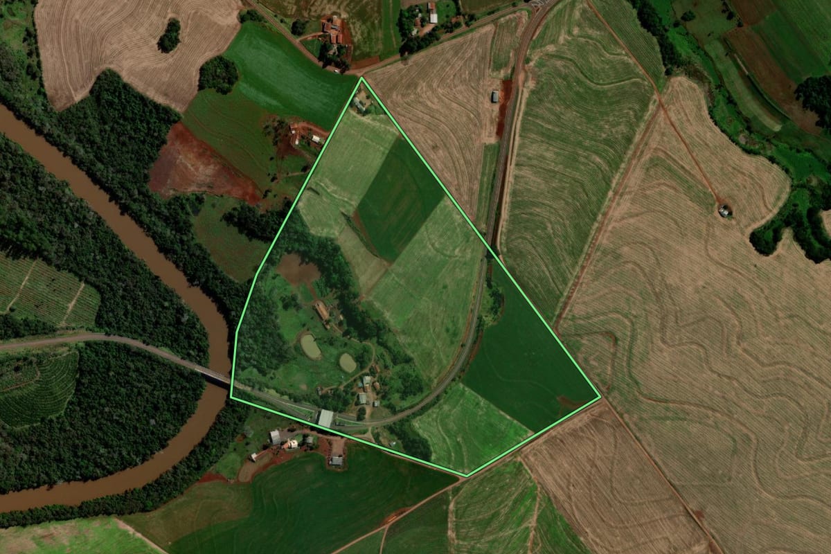 Imagem de satélite do imóvel rural em Capanema (PR), com o contorno declarado no CAR desenhado por cima.