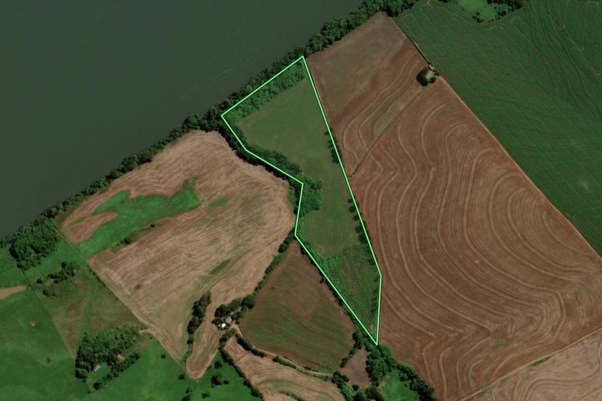 Imagem de satélite do imóvel rural em Capanema (PR), com o contorno declarado no CAR desenhado por cima.