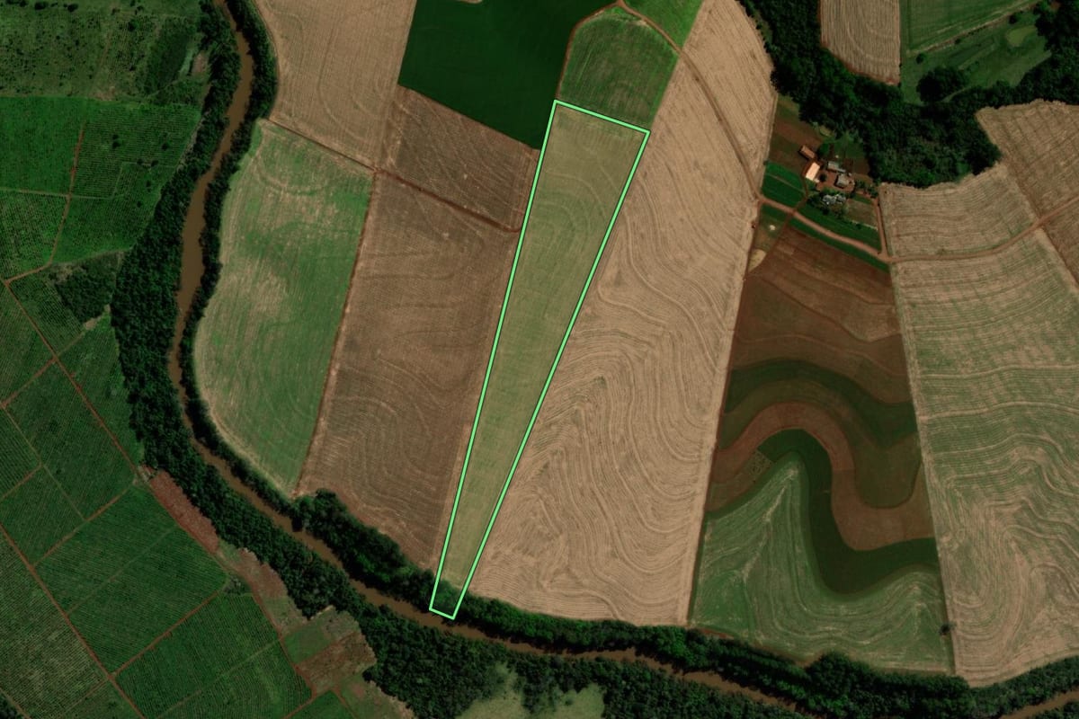 Imagem de satélite do imóvel rural em Capanema (PR), com o contorno declarado no CAR desenhado por cima.