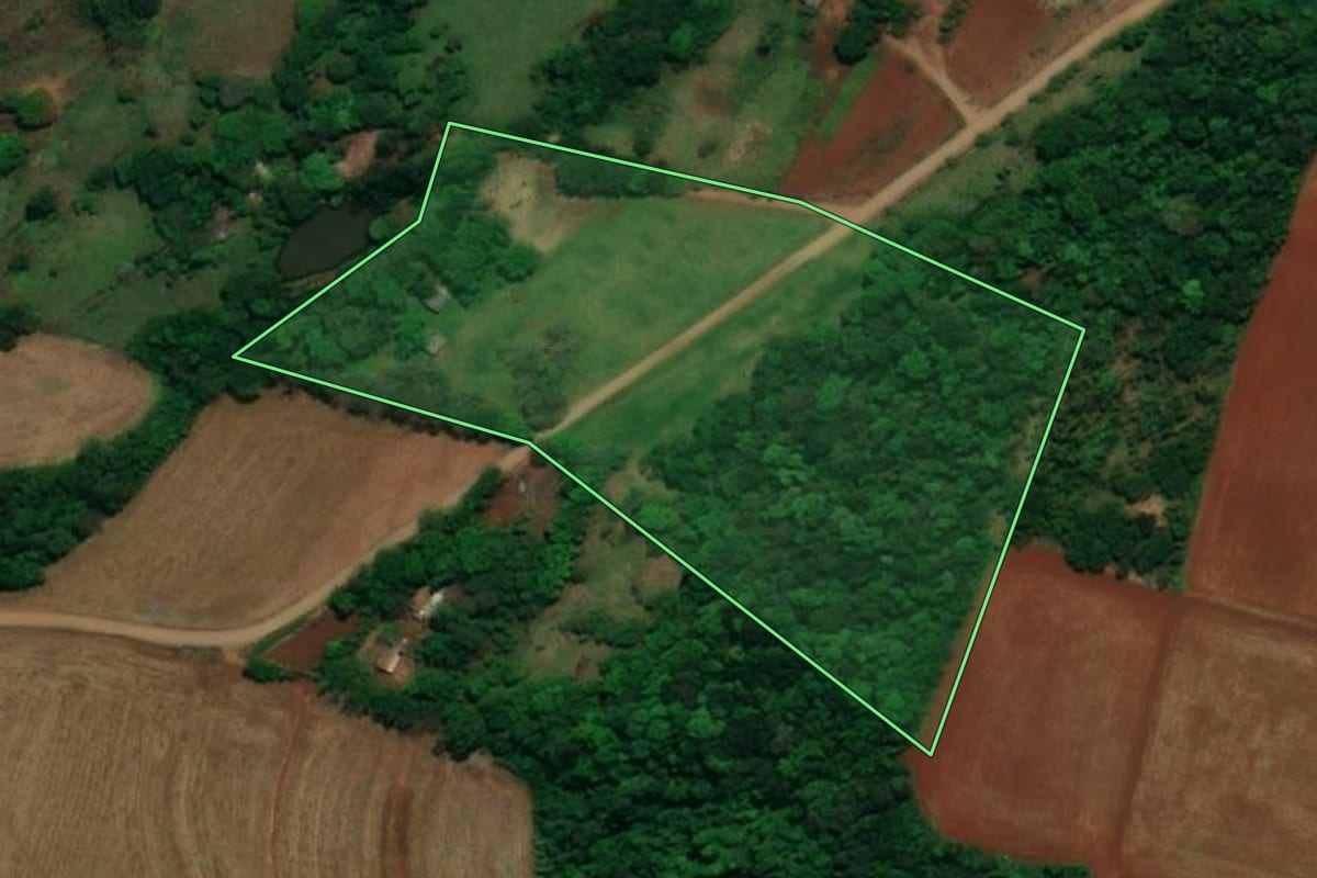 Imagem de satélite do imóvel rural em Capanema (PR), com o contorno declarado no CAR desenhado por cima.