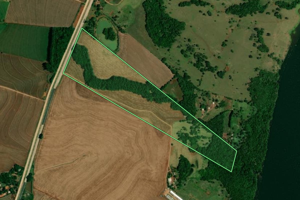 Imagem de satélite do imóvel rural em Capitão Leônidas Marques (PR), com o contorno declarado no CAR desenhado por cima.