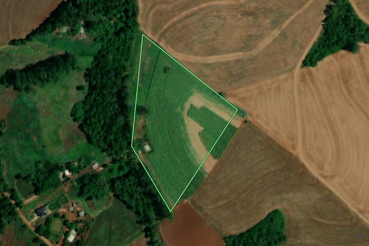 Imagem de satélite do imóvel rural em Capitão Leônidas Marques (PR), com o contorno declarado no CAR desenhado por cima.