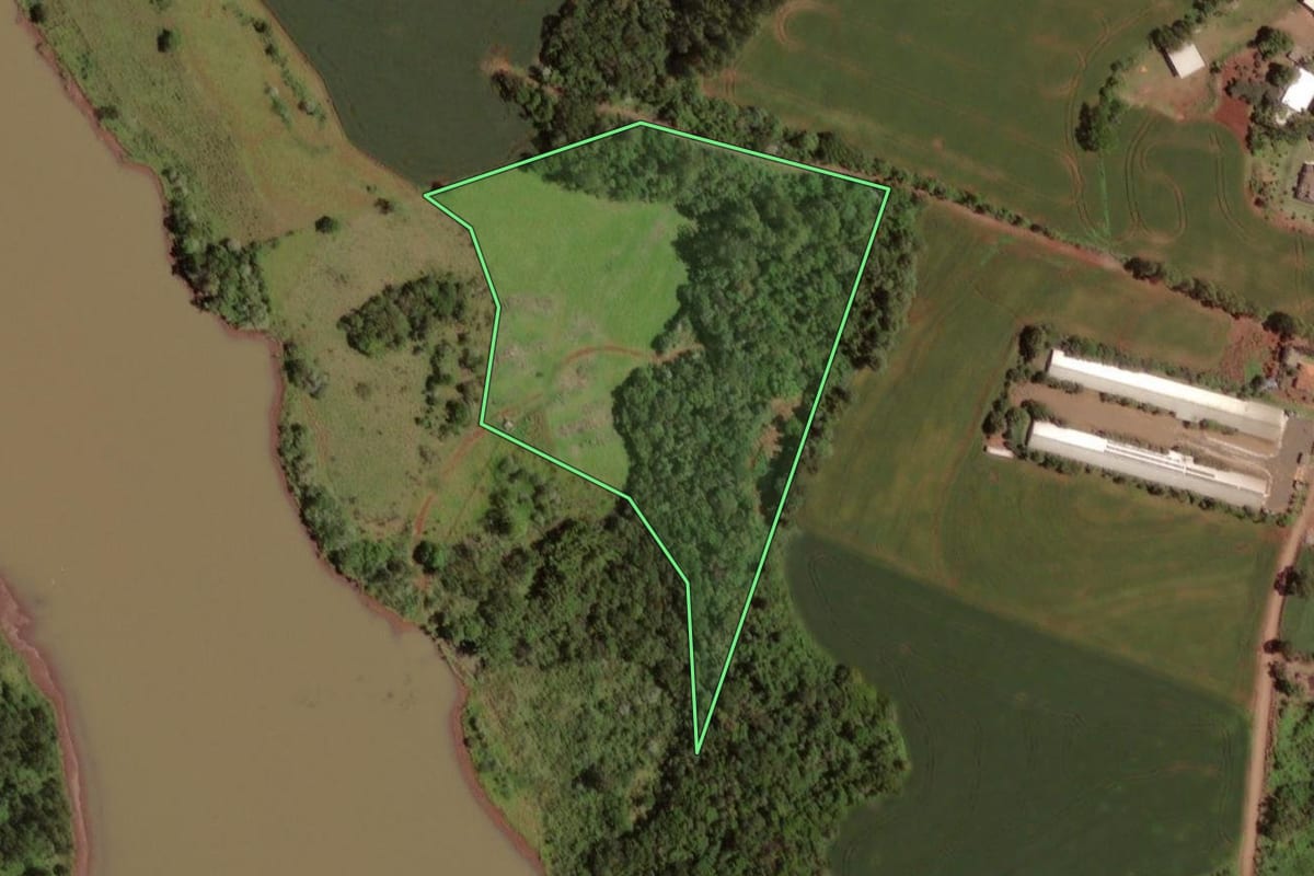 Imagem de satélite do imóvel rural em Capitão Leônidas Marques (PR), com o contorno declarado no CAR desenhado por cima.