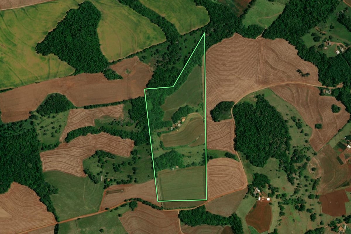 Imagem de satélite do imóvel rural em Capitão Leônidas Marques (PR), com o contorno declarado no CAR desenhado por cima.