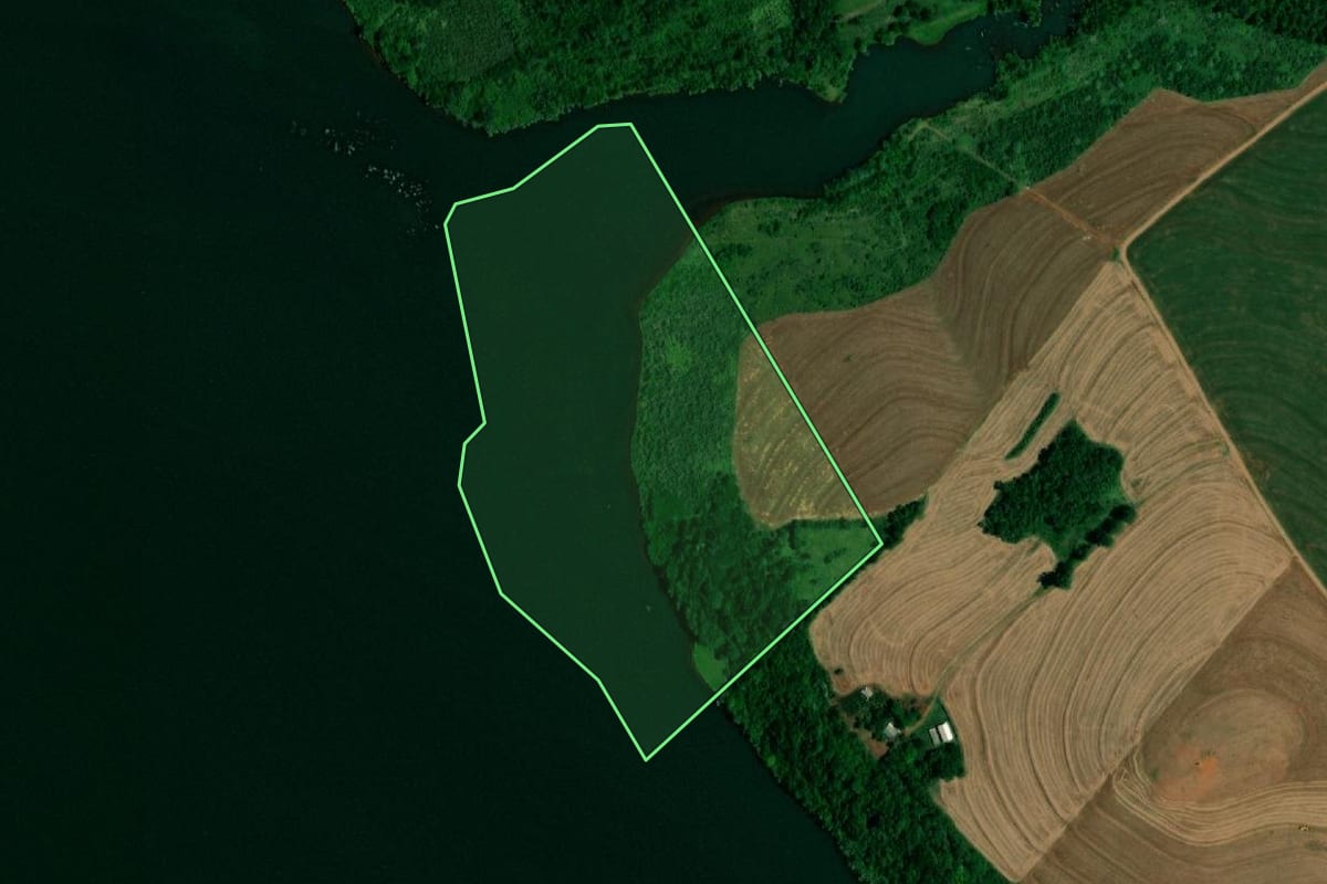Imagem de satélite do imóvel rural em Capitão Leônidas Marques (PR), com o contorno declarado no CAR desenhado por cima.
