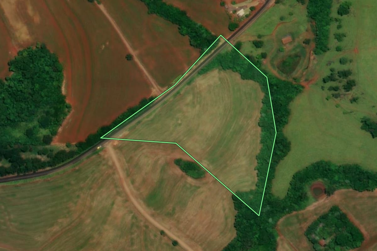 Imagem de satélite do imóvel rural em Capitão Leônidas Marques (PR), com o contorno declarado no CAR desenhado por cima.