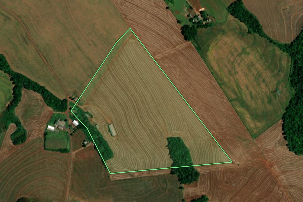 Imagem de satélite do imóvel rural em Capitão Leônidas Marques (PR), com o contorno declarado no CAR desenhado por cima.