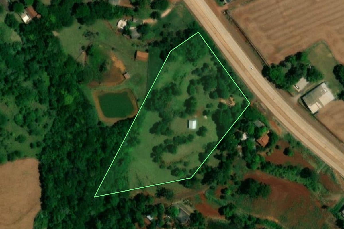 Imagem de satélite do imóvel rural em Capitão Leônidas Marques (PR), com o contorno declarado no CAR desenhado por cima.