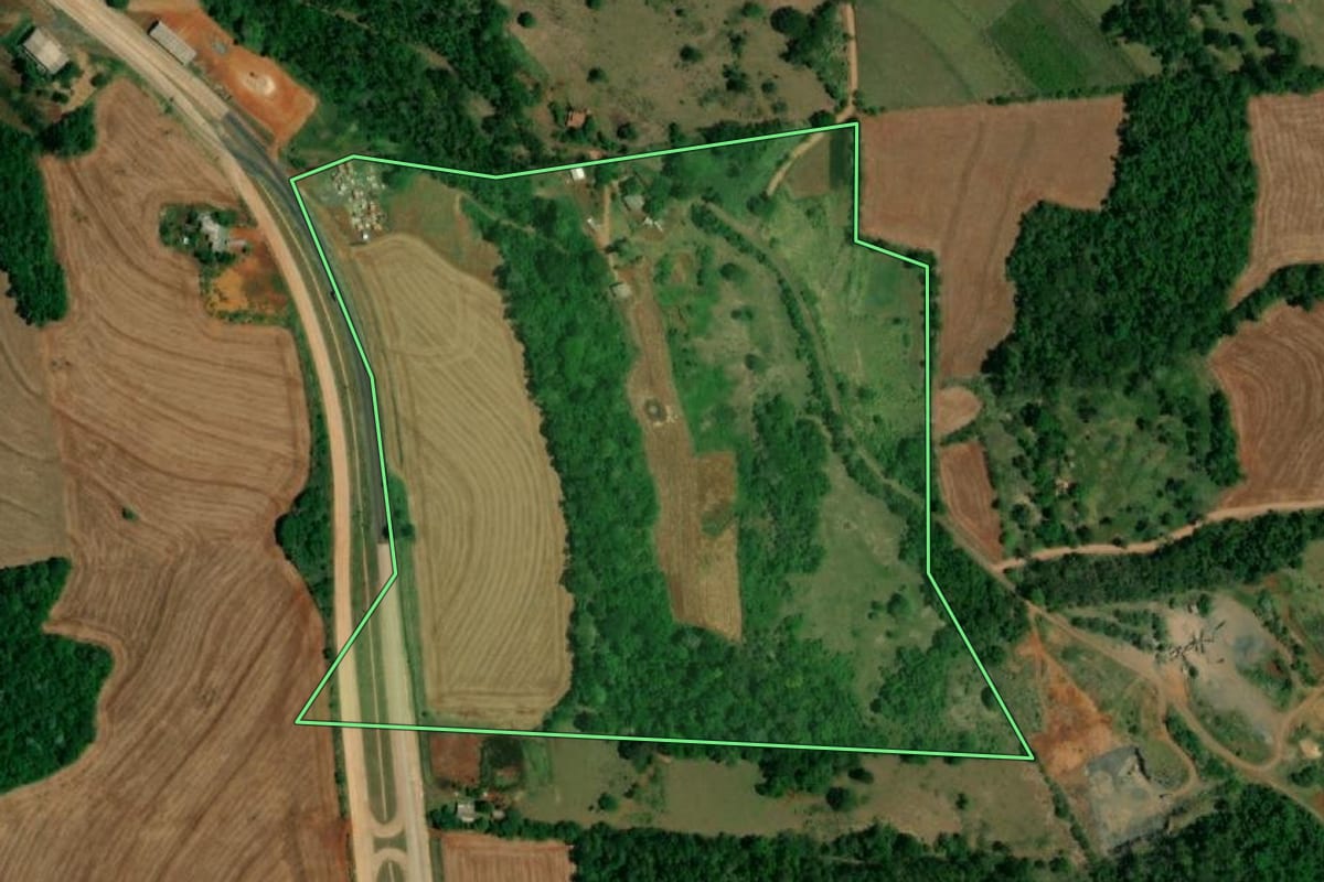 Imagem de satélite do imóvel rural em Capitão Leônidas Marques (PR), com o contorno declarado no CAR desenhado por cima.