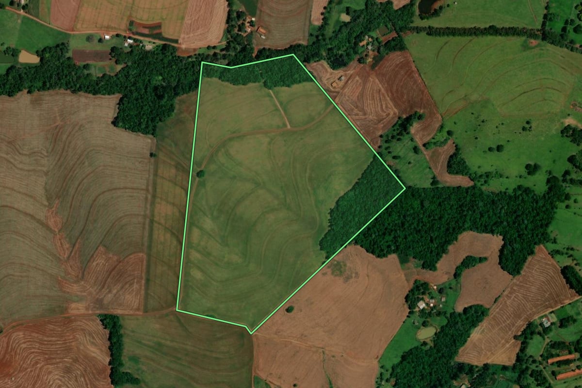 Imagem de satélite do imóvel rural em Capitão Leônidas Marques (PR), com o contorno declarado no CAR desenhado por cima.