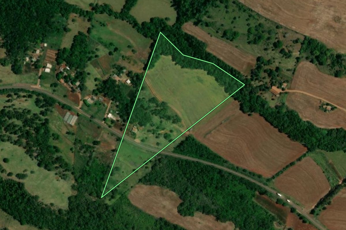 Imagem de satélite do imóvel rural em Capitão Leônidas Marques (PR), com o contorno declarado no CAR desenhado por cima.