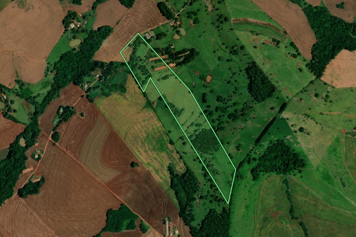 Imagem de satélite do imóvel rural em Capitão Leônidas Marques (PR), com o contorno declarado no CAR desenhado por cima.