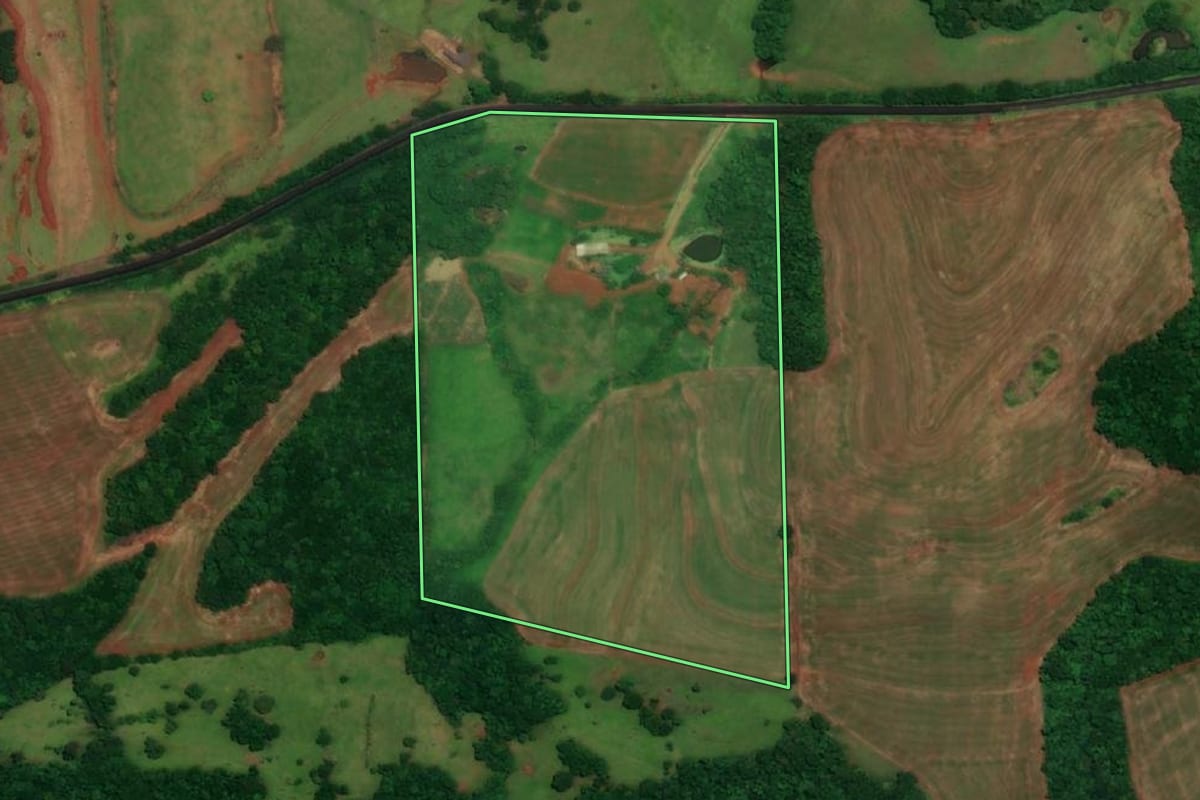 Imagem de satélite do imóvel rural em Capitão Leônidas Marques (PR), com o contorno declarado no CAR desenhado por cima.