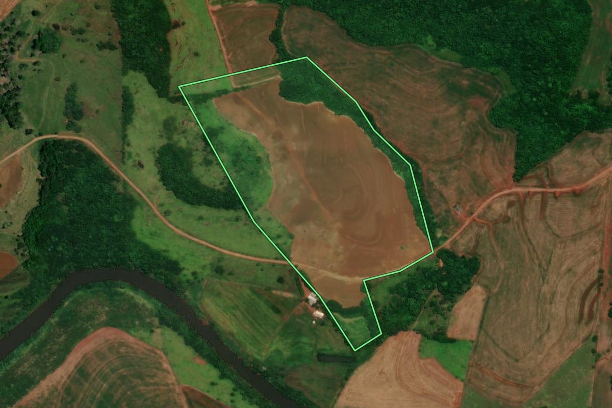 Imagem de satélite do imóvel rural em Capitão Leônidas Marques (PR), com o contorno declarado no CAR desenhado por cima.