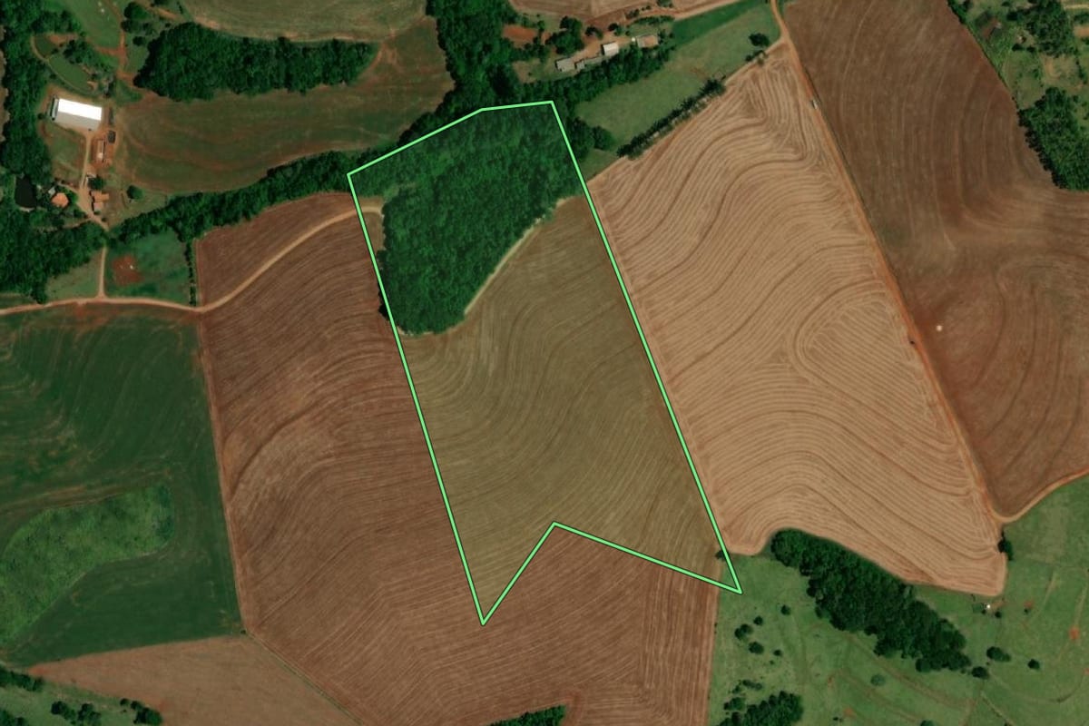 Imagem de satélite do imóvel rural em Capitão Leônidas Marques (PR), com o contorno declarado no CAR desenhado por cima.