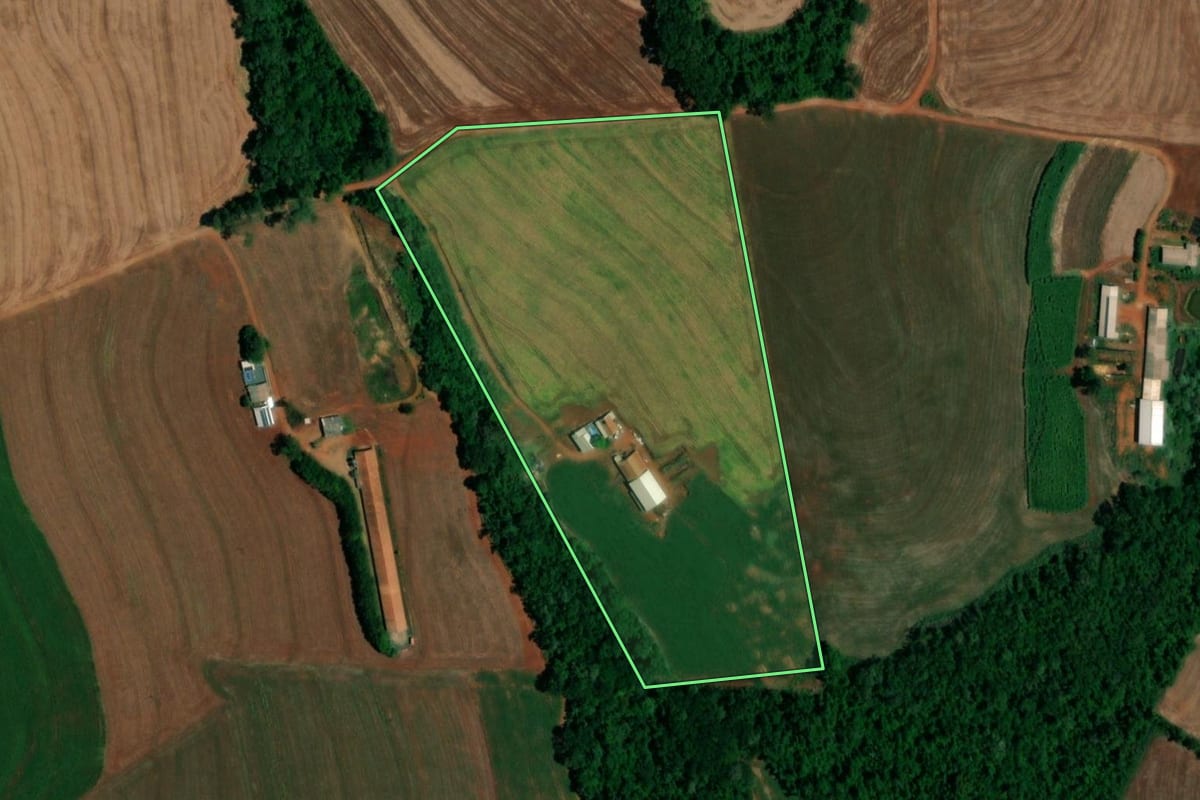 Imagem de satélite do imóvel rural em Capitão Leônidas Marques (PR), com o contorno declarado no CAR desenhado por cima.