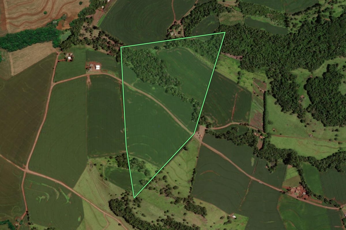Imagem de satélite do imóvel rural em Capitão Leônidas Marques (PR), com o contorno declarado no CAR desenhado por cima.