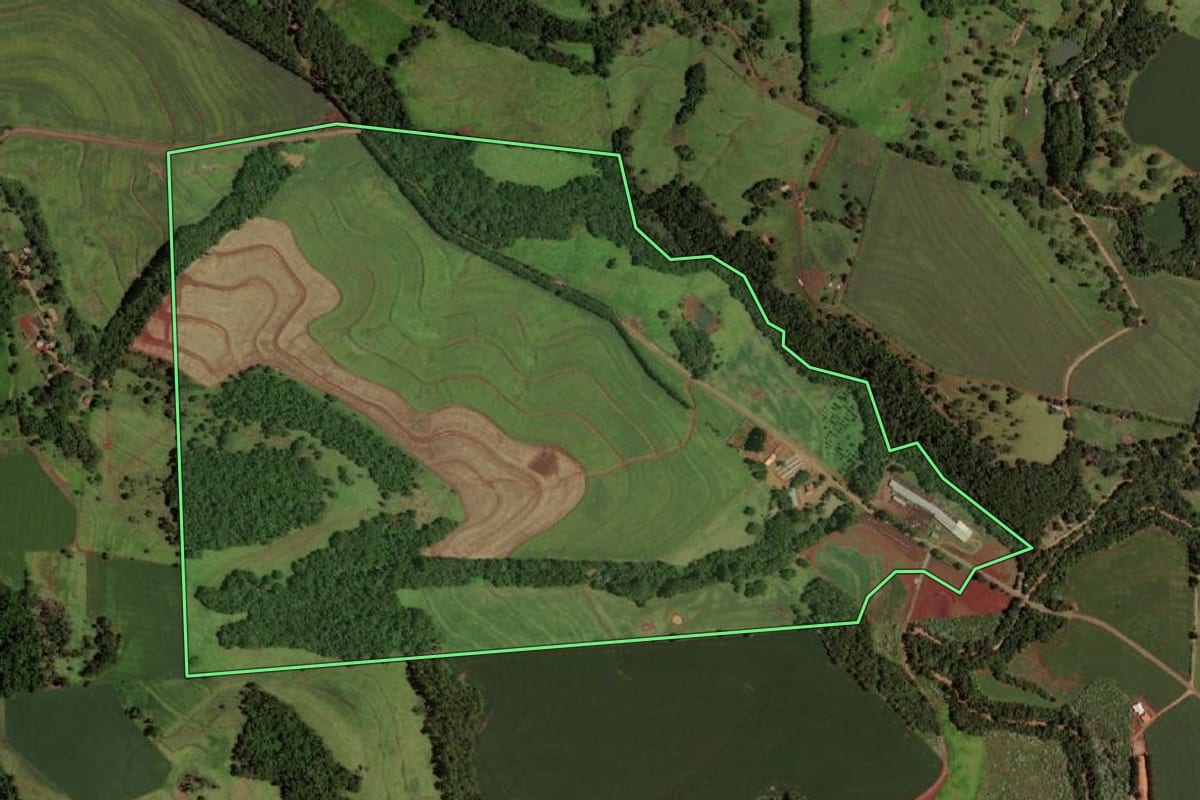 Imagem de satélite do imóvel rural em Capitão Leônidas Marques (PR), com o contorno declarado no CAR desenhado por cima.
