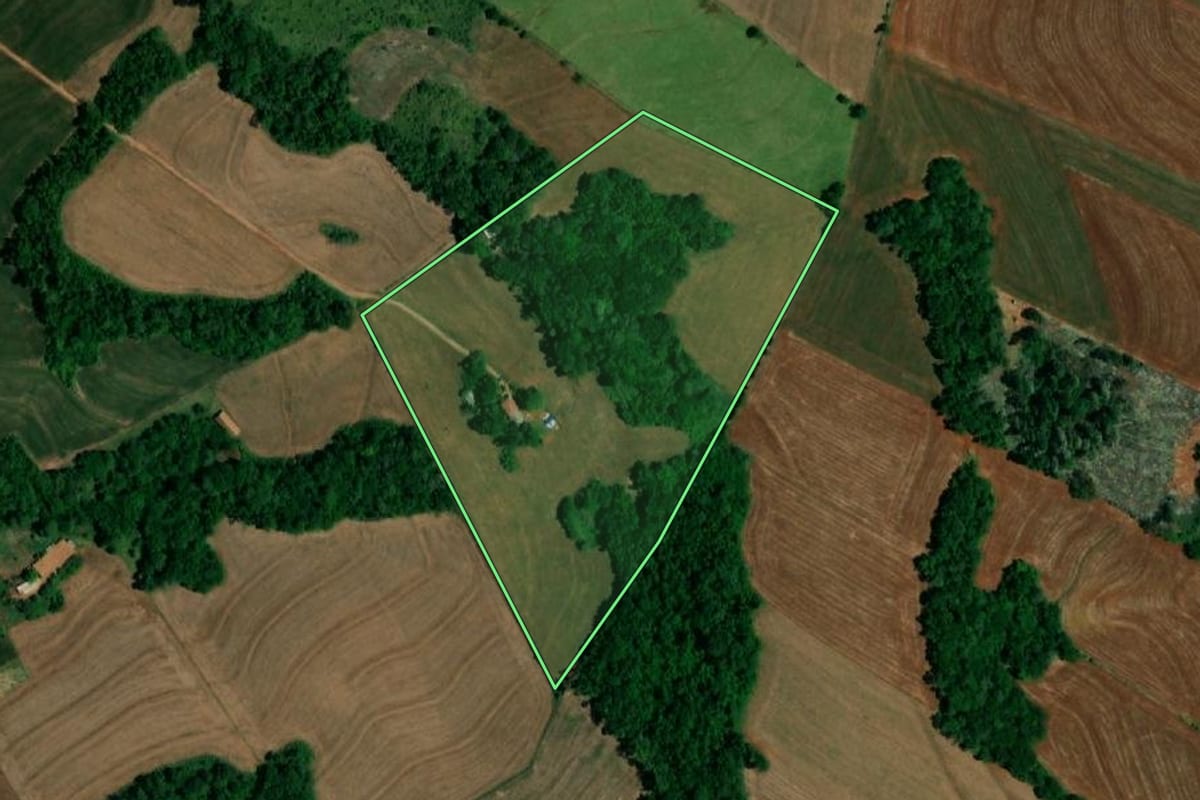 Imagem de satélite do imóvel rural em Capitão Leônidas Marques (PR), com o contorno declarado no CAR desenhado por cima.