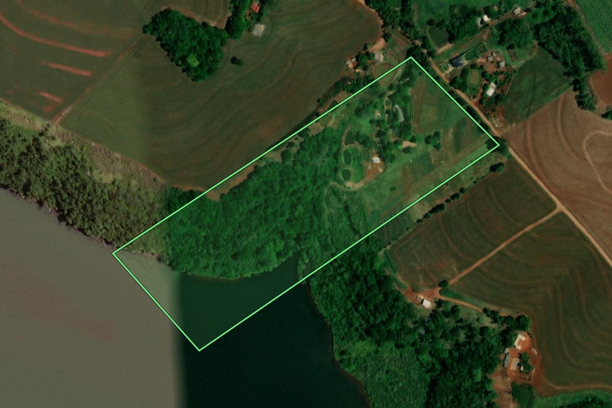 Imagem de satélite do imóvel rural em Capitão Leônidas Marques (PR), com o contorno declarado no CAR desenhado por cima.