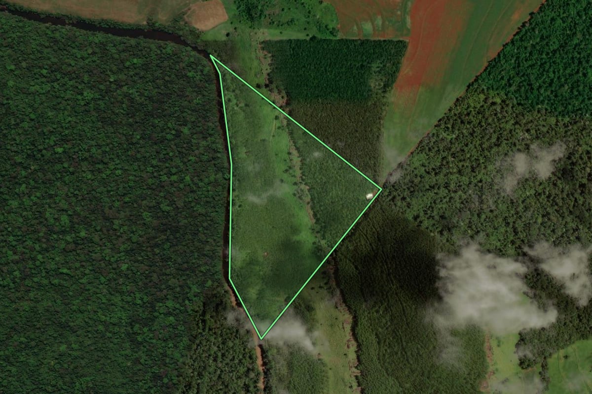 Imagem de satélite do imóvel rural em Capitão Leônidas Marques (PR), com o contorno declarado no CAR desenhado por cima.