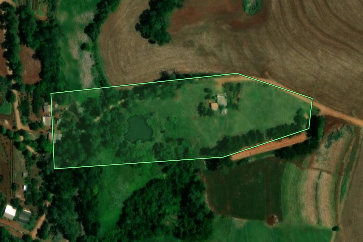 Imagem de satélite do imóvel rural em Capitão Leônidas Marques (PR), com o contorno declarado no CAR desenhado por cima.