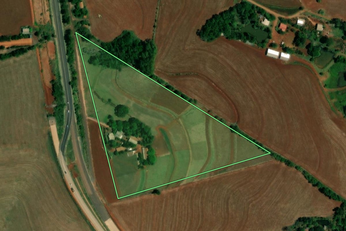 Imagem de satélite do imóvel rural em Capitão Leônidas Marques (PR), com o contorno declarado no CAR desenhado por cima.