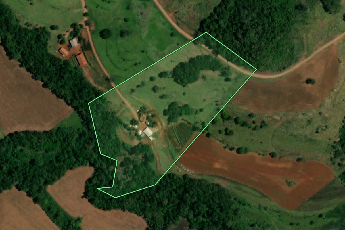 Imagem de satélite do imóvel rural em Capitão Leônidas Marques (PR), com o contorno declarado no CAR desenhado por cima.