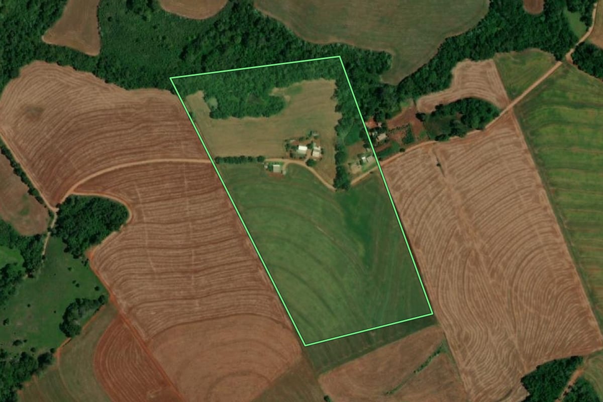 Imagem de satélite do imóvel rural em Capitão Leônidas Marques (PR), com o contorno declarado no CAR desenhado por cima.