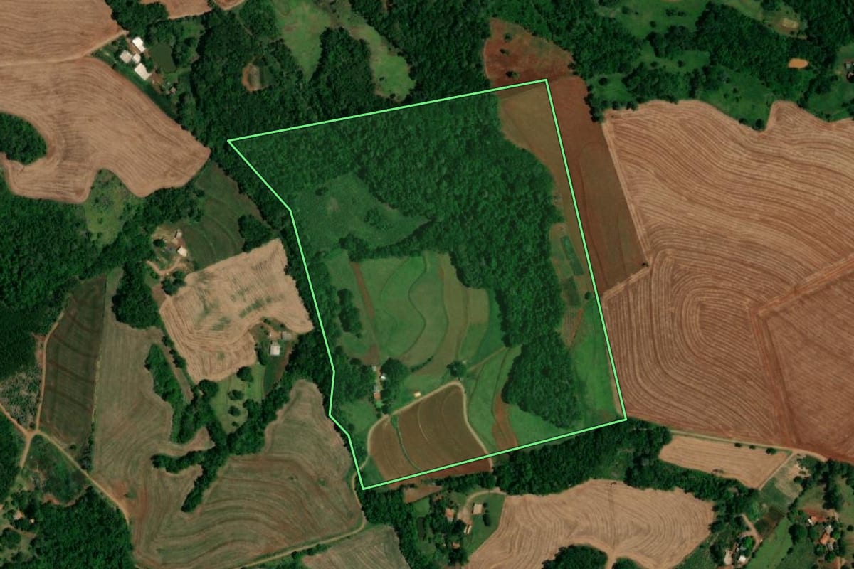 Imagem de satélite do imóvel rural em Capitão Leônidas Marques (PR), com o contorno declarado no CAR desenhado por cima.