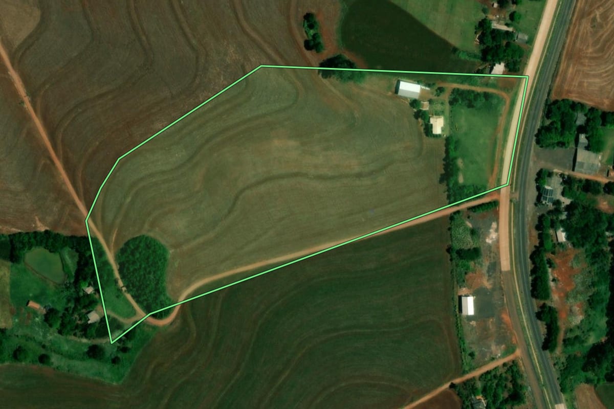 Imagem de satélite do imóvel rural em Capitão Leônidas Marques (PR), com o contorno declarado no CAR desenhado por cima.
