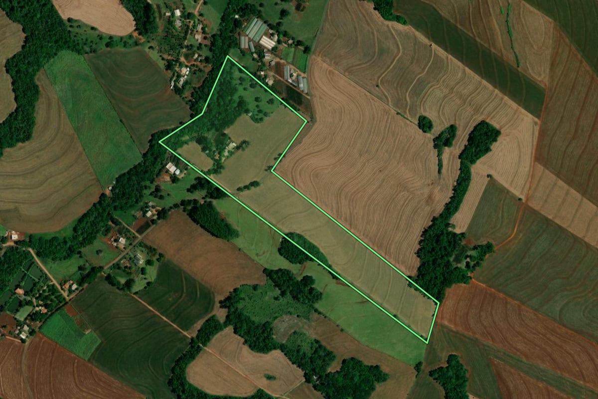 Imagem de satélite do imóvel rural em Capitão Leônidas Marques (PR), com o contorno declarado no CAR desenhado por cima.