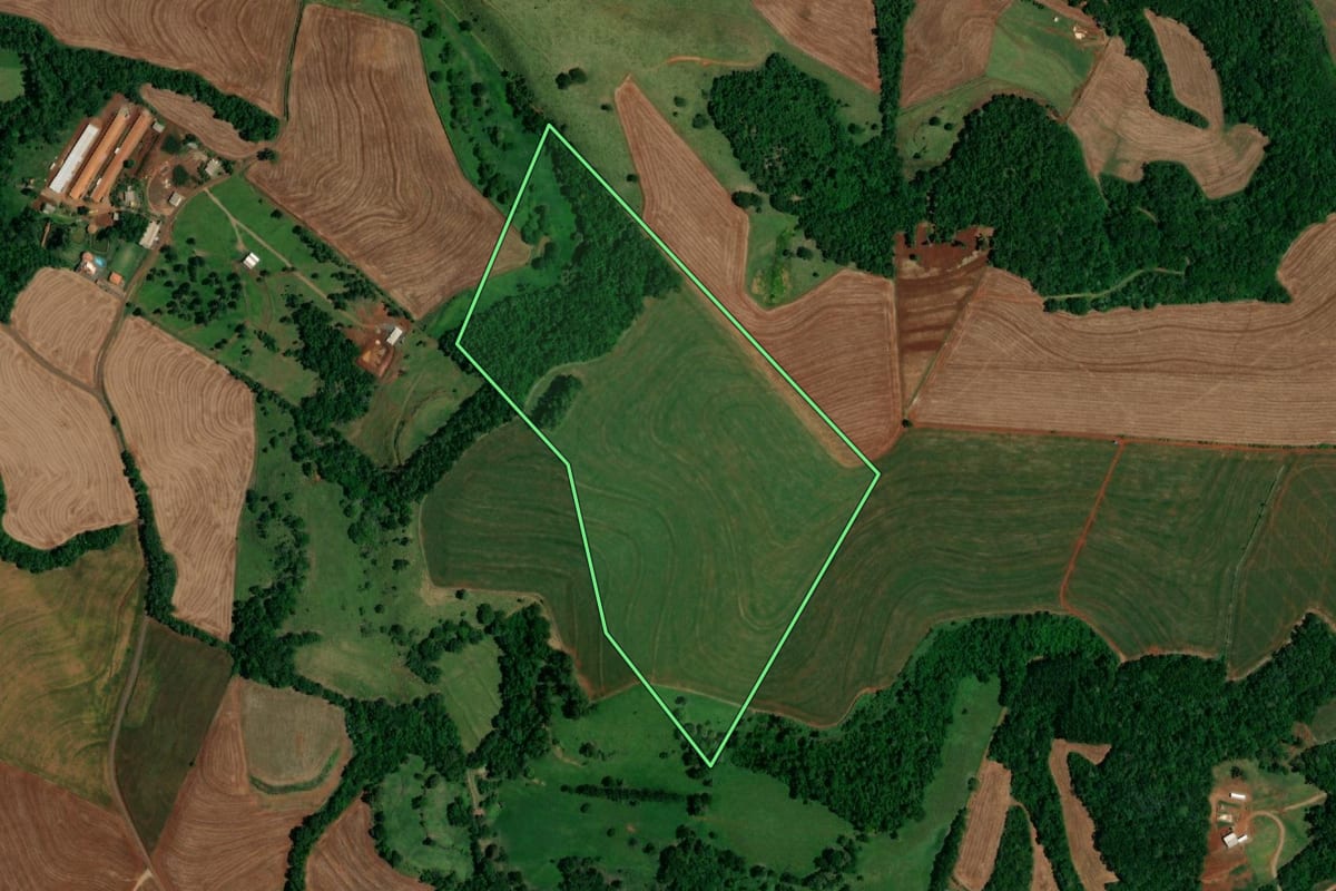 Imagem de satélite do imóvel rural em Capitão Leônidas Marques (PR), com o contorno declarado no CAR desenhado por cima.