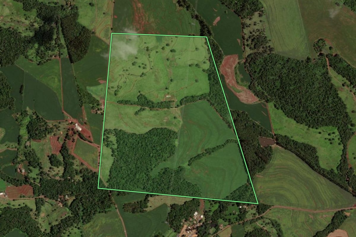 Imagem de satélite do imóvel rural em Capitão Leônidas Marques (PR), com o contorno declarado no CAR desenhado por cima.