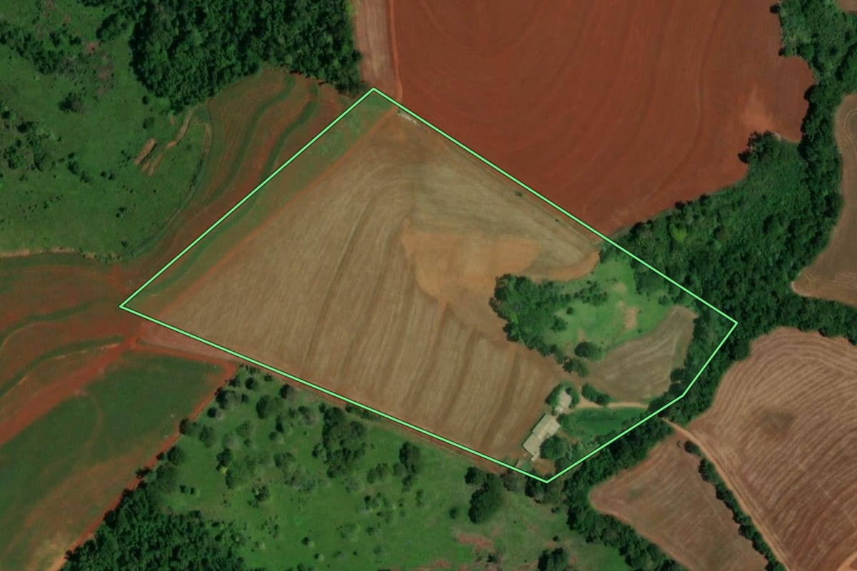 Imagem de satélite do imóvel rural em Capitão Leônidas Marques (PR), com o contorno declarado no CAR desenhado por cima.