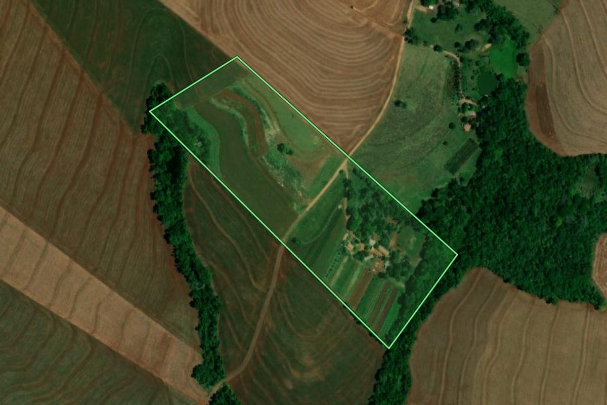 Imagem de satélite do imóvel rural em Capitão Leônidas Marques (PR), com o contorno declarado no CAR desenhado por cima.