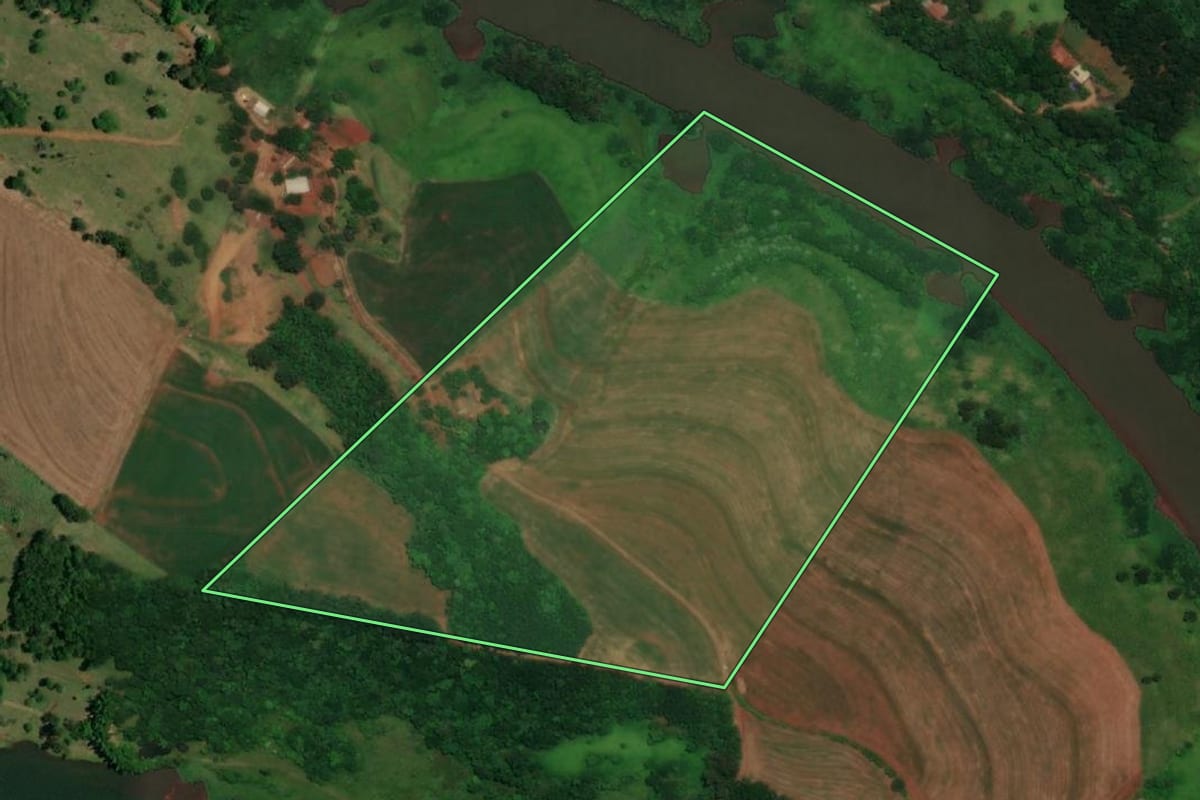 Imagem de satélite do imóvel rural em Capitão Leônidas Marques (PR), com o contorno declarado no CAR desenhado por cima.