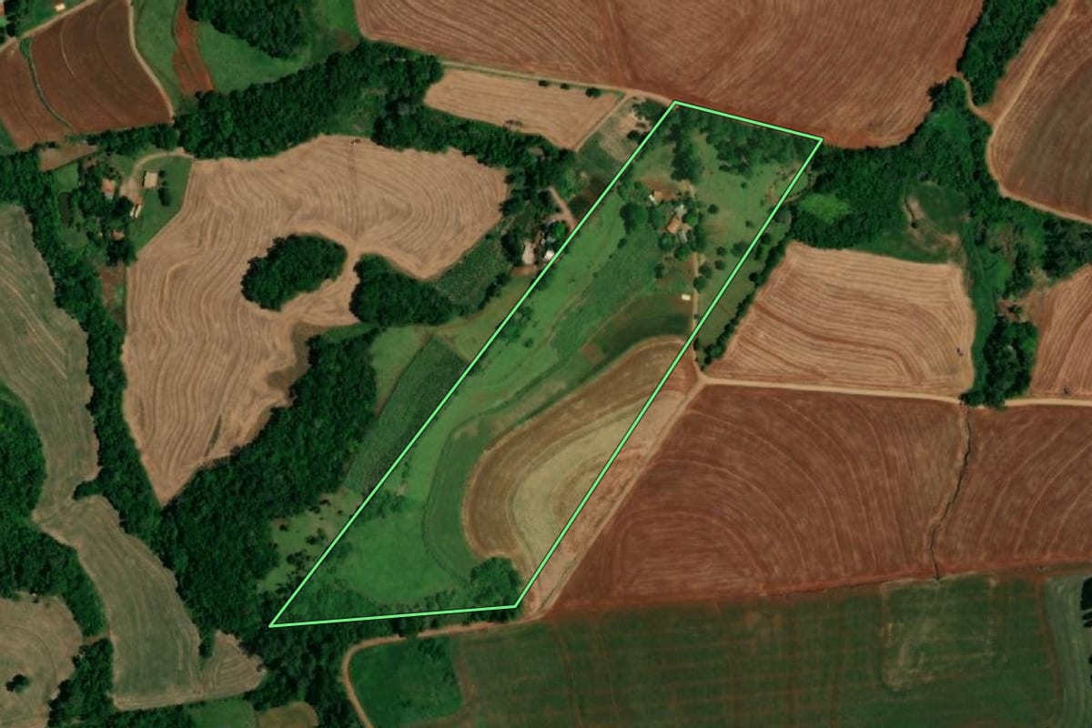 Imagem de satélite do imóvel rural em Capitão Leônidas Marques (PR), com o contorno declarado no CAR desenhado por cima.