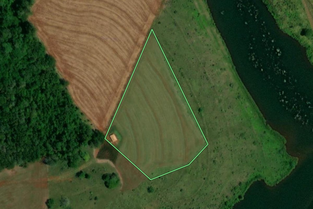 Imagem de satélite do imóvel rural em Capitão Leônidas Marques (PR), com o contorno declarado no CAR desenhado por cima.