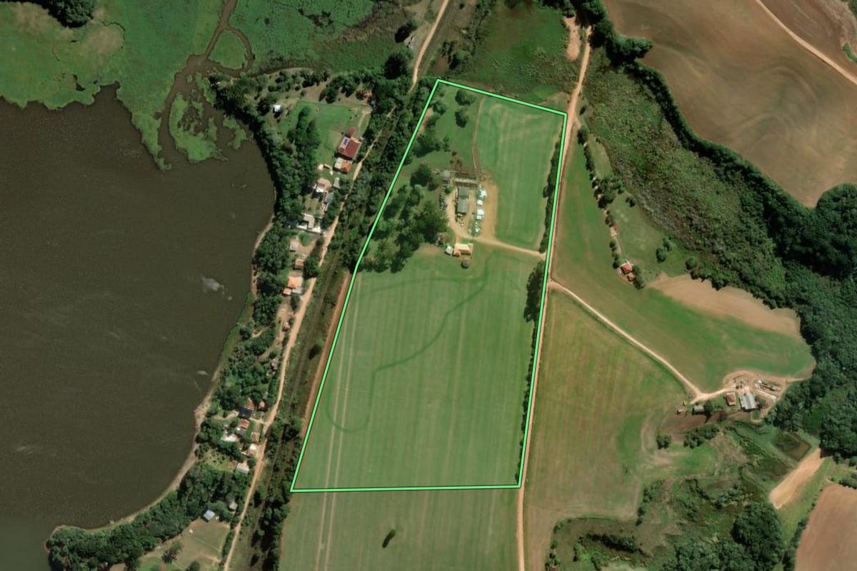 Imagem de satélite do imóvel rural em Carambeí (PR), com o contorno declarado no CAR desenhado por cima.