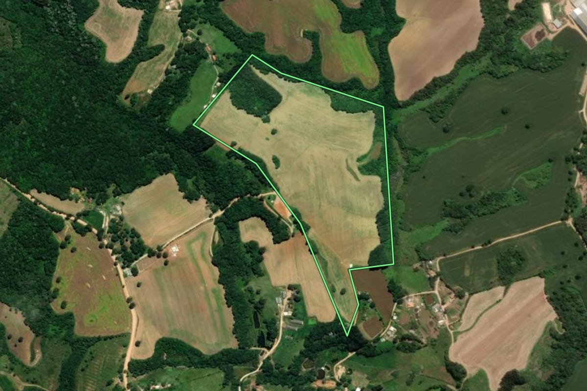 Imagem de satélite do imóvel rural em Carambeí (PR), com o contorno declarado no CAR desenhado por cima.